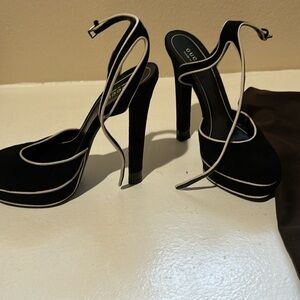 Gucci shoes. Size 37.in excellent  condition with duster and box.